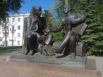 памятник А.Твардовскому и его главному лит. герою на площади Победы