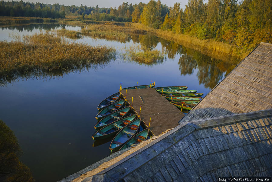 Лодочная станция на озере Каниера Кемери, Латвия