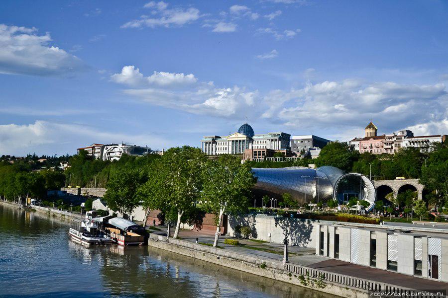 С моста Мира, открывается вид на недавно открывшийся театр музыки и драмы в одной трубе, и выставочный зал, в другой. Тбилиси, Грузия