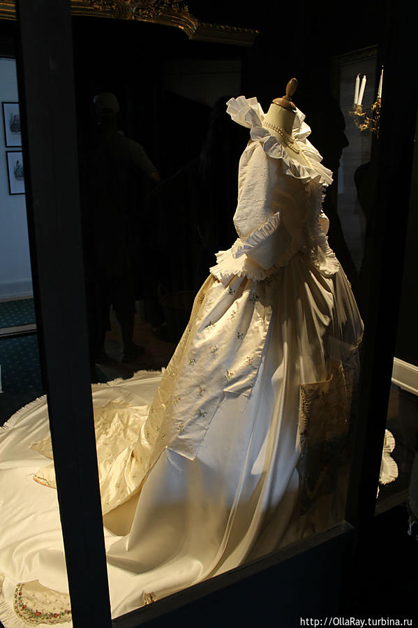 А это платье с претензией на принадлежность обезглавленной Марии — Антуанетте. Рядом притулилась гильотина с корзиной, в которой можно обнаружить и голову хозяйки. Оденсе, Дания