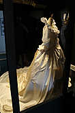 А это платье с претензией на принадлежность обезглавленной Марии — Антуанетте. Рядом притулилась гильотина с корзиной, в которой можно обнаружить и голову хозяйки.