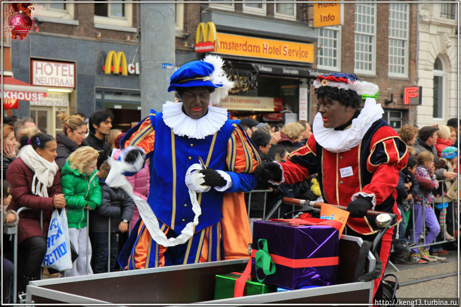 Здравствуй ёлка Новый год, встречаем Синтерклааса в ноябре Амстердам, Нидерланды