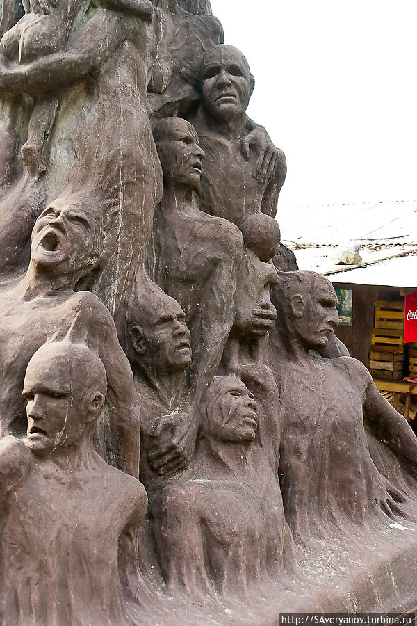 Памятник жертвам герильи в городке Актеаль, здесь солдаты и 