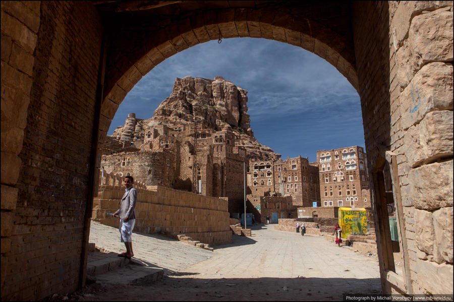 Сам город, по традиции, обнесен стеной которая имеет 9 ворот. Раньше они закрывались, но сегодня открыты всегда Суля, Йемен