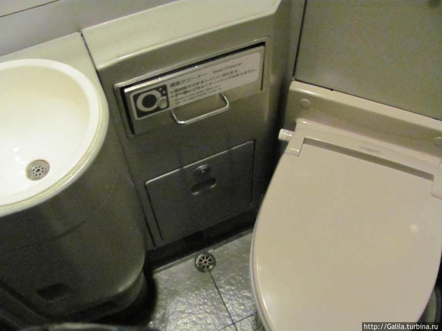 Туалет в скоростном поезде  Синкансэн Япония
