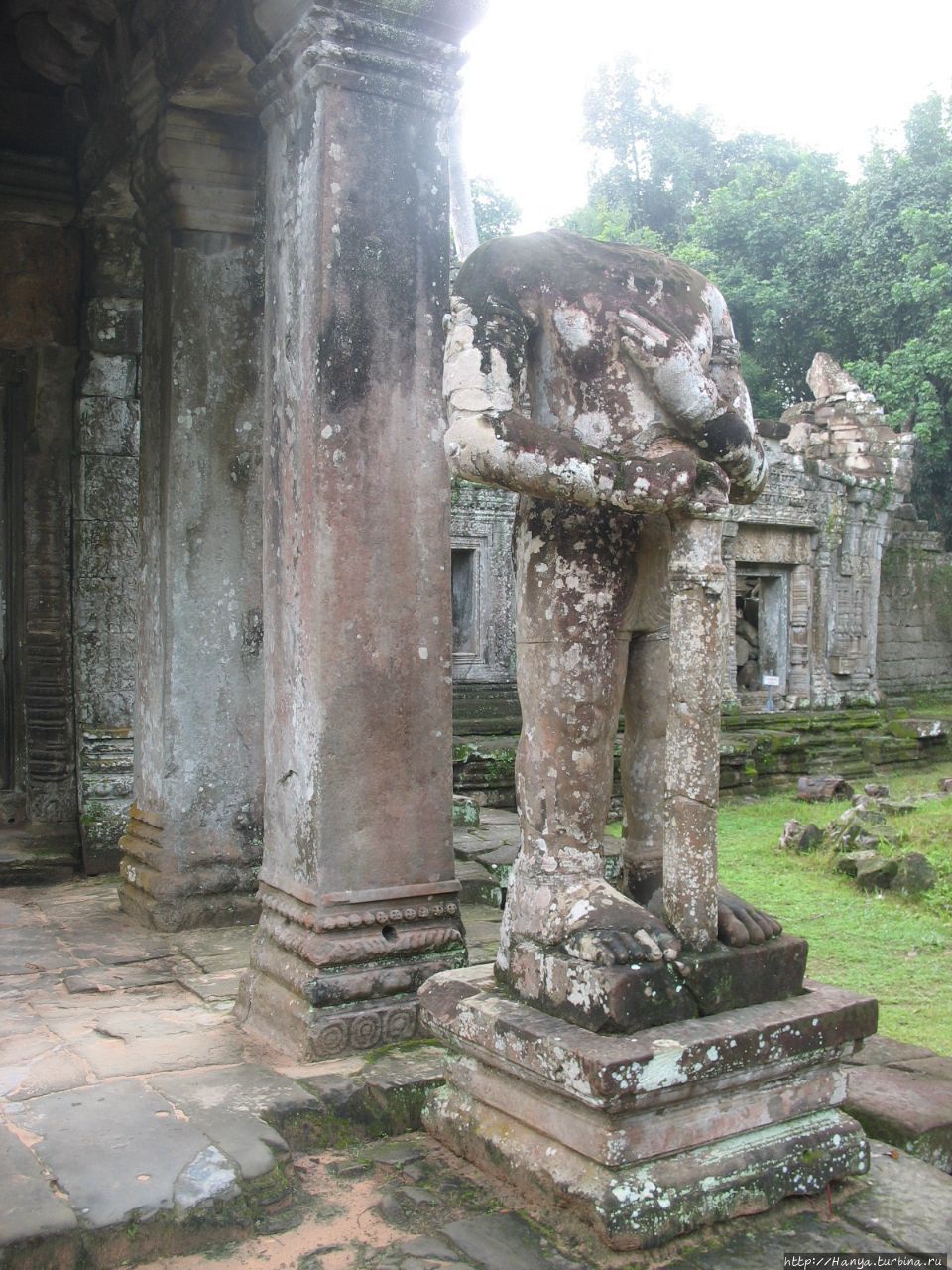 Вход в центральное святилище храма Пре-Кхан. Фигура стражников Дварапалов