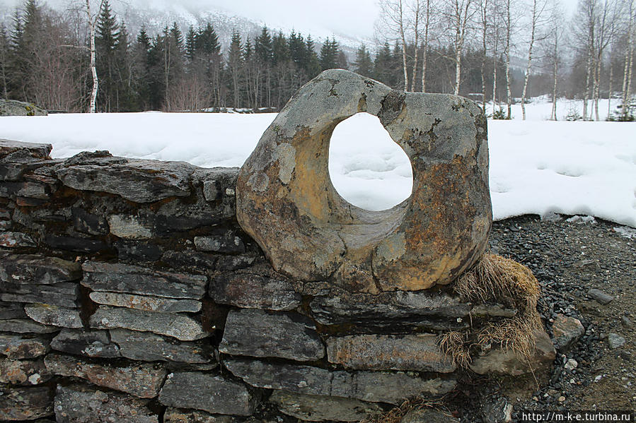 Неприметный камень у дороги или тест на беременность Хеллесюльт, Норвегия