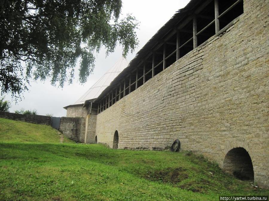 Восстановленный фрагмент стены внутри крепости. Старая Ладога, Россия
