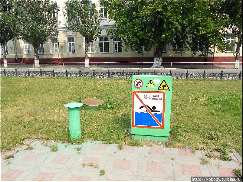 Купаться запрещено, видимо, в газоне... И так — возле всех фонтанов)) Омск, Россия