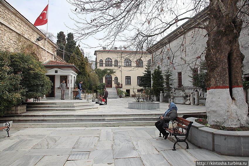 Дворик церкви животворящего источника Стамбул, Турция
