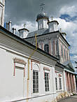 Церковь Успения Пресвятой Богородицы (1822г). Вокруг — действующее кладбище.