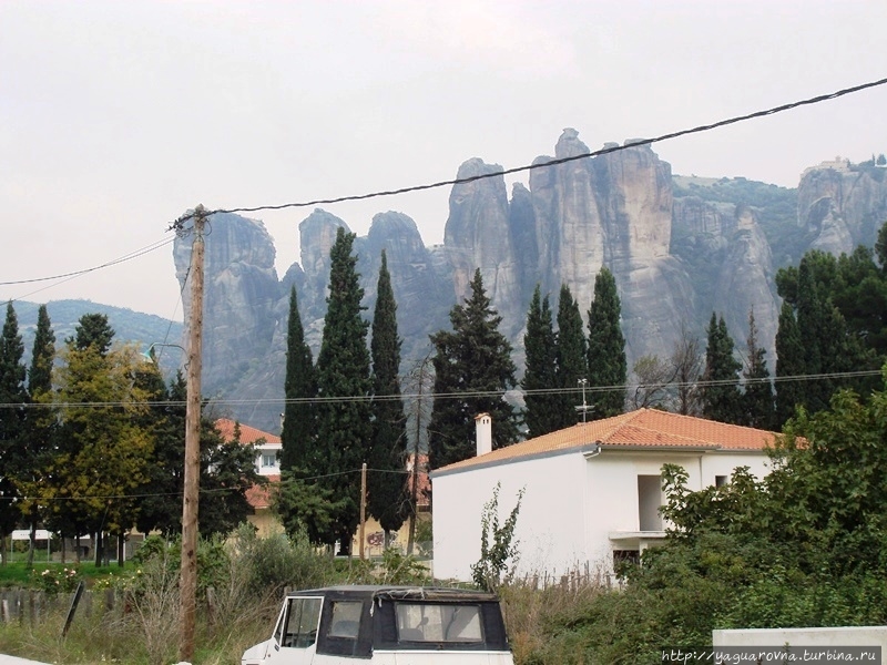Вид на скалы из Каламбаки Монастыри Метеоры, Греция