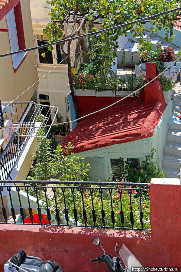 С высоты местами удается заглянуть и во дворики Кавала, Греция