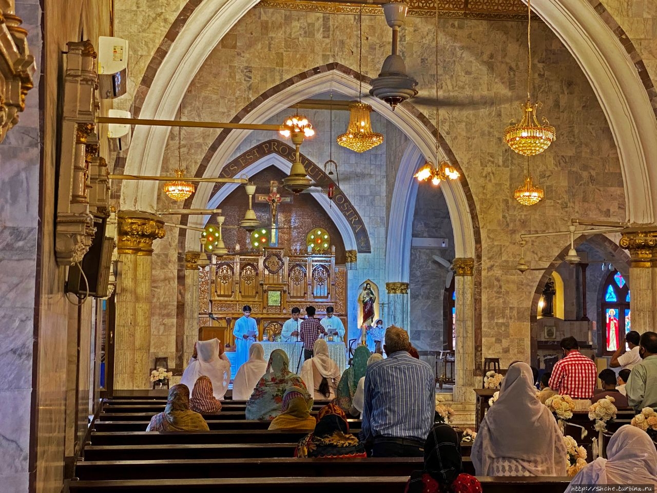 Католические песнопения на языке урду в церкви в Лахоре