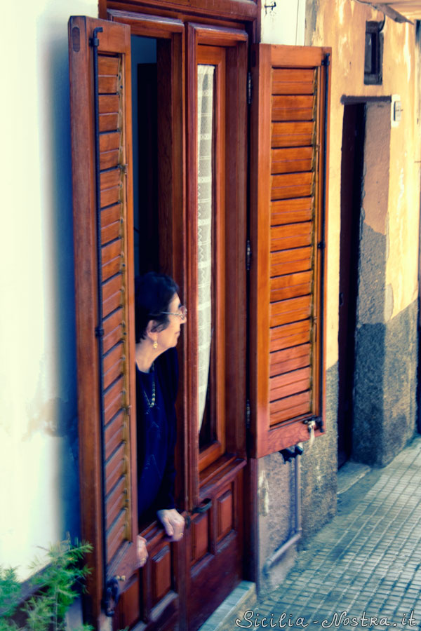 Из всех окон и дверей выглядывают местные жители, те, кто остался дома. Чанчана, Италия