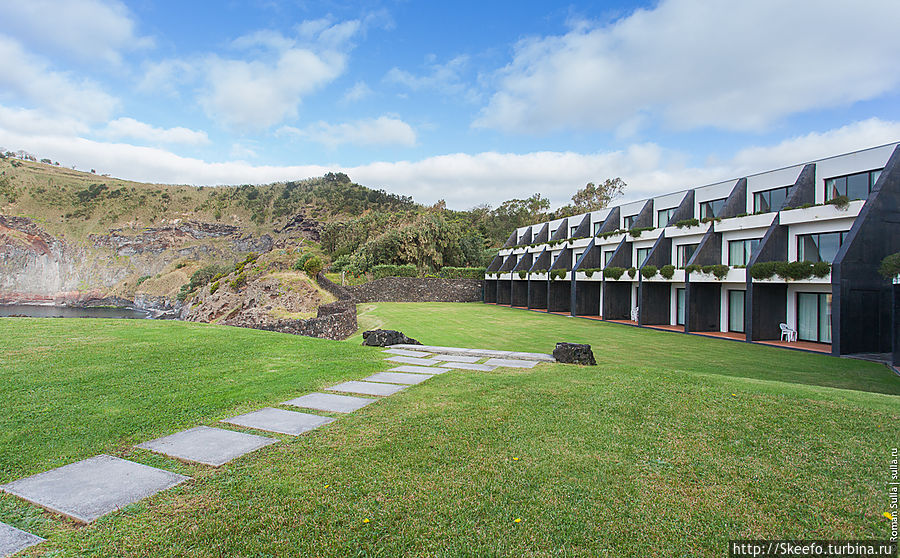 Отель на берегу океана.