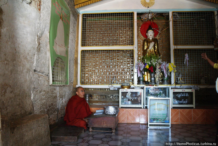 Царь-колокол возле царь-пагоды Мингун, Мьянма