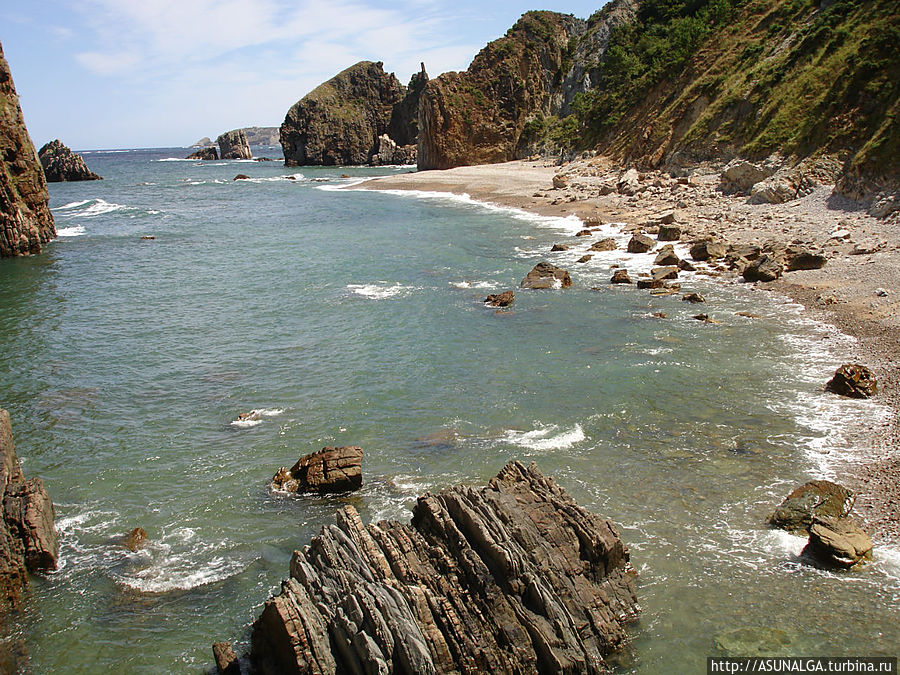 Главными отличительными особенностями местной географии являются: извилистое, скалистое побережье и горный ландшафт внутренней части региона.