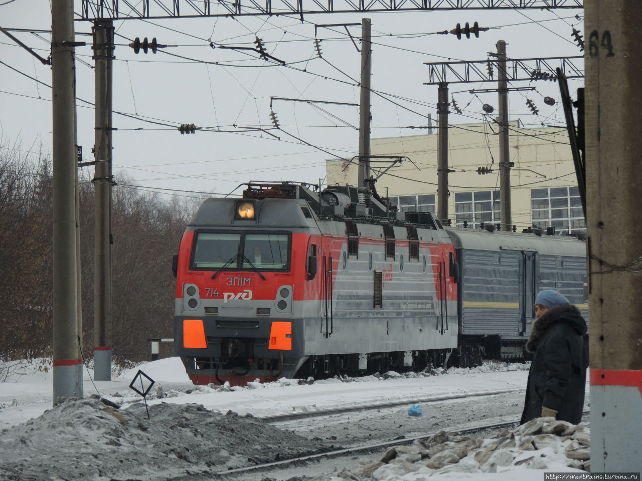 Электровоз ЭП1М со скорым поездом. Агрыз, Россия