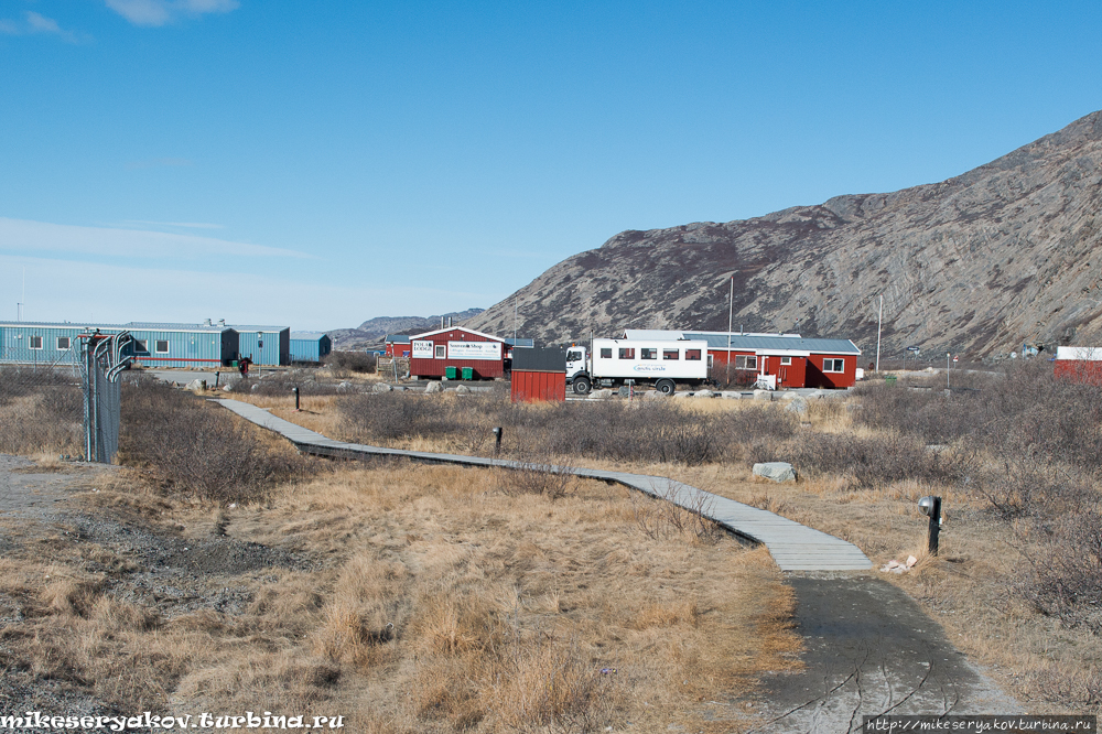Дорожка от аэропорта к отелю Кангерлуссуак, Гренландия