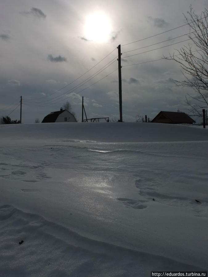 Солнце начинает запекать на снегу хрустящую ледяную корочку Красноярск, Россия
