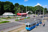 Прогулку по городу я начал со знаменитого парка имени Горького. Белая арка – визитная карточка Винницы – украшает центральный вход в парк.

Не менее знамениты и винницкие трамваи.