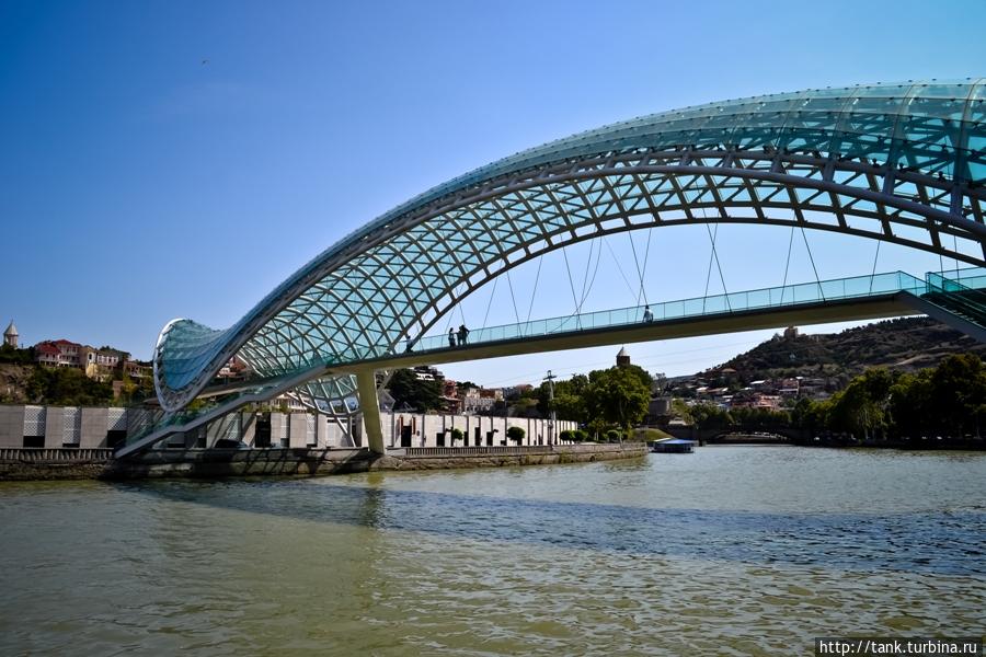 Ну и напоследок мост мира, с еще одного ракурса. Тбилиси, Грузия