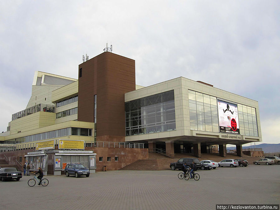 С правой стороны площади — Большой концертный зал Красноярской краевой филармонии, открытый в 1983 г. До 30-х годов прошлого века на этом месте стоял Вознесенский собор.