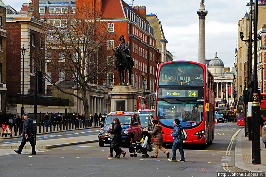 впереди уже вижна колонна Нельсона на Трафальгарской площади Лондон, Великобритания