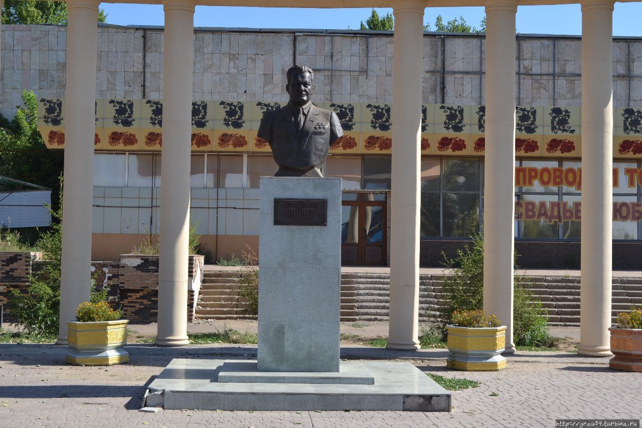 Памятник Д.А.Кунаеву Уральск, Казахстан