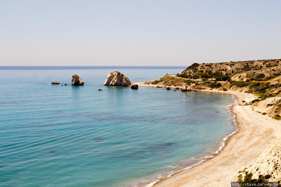 Правее «Сарацинового камня» виднеются скалы Афродиты, по легенде именно в этих местах богиня любви вышла на берег из пены морской. Акамас полуостров Национальный Парк, Кипр