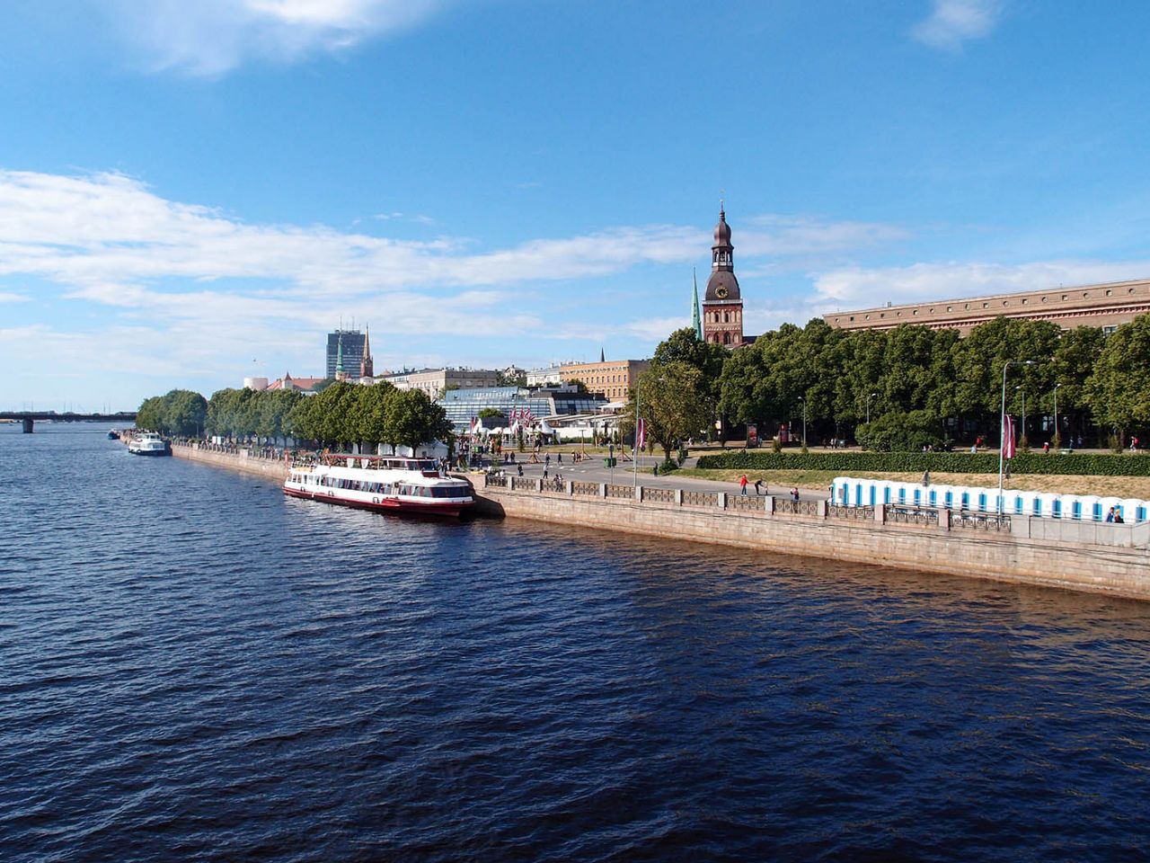 Синяя Даугава, радужные каналы и Два моста Рига, Латвия