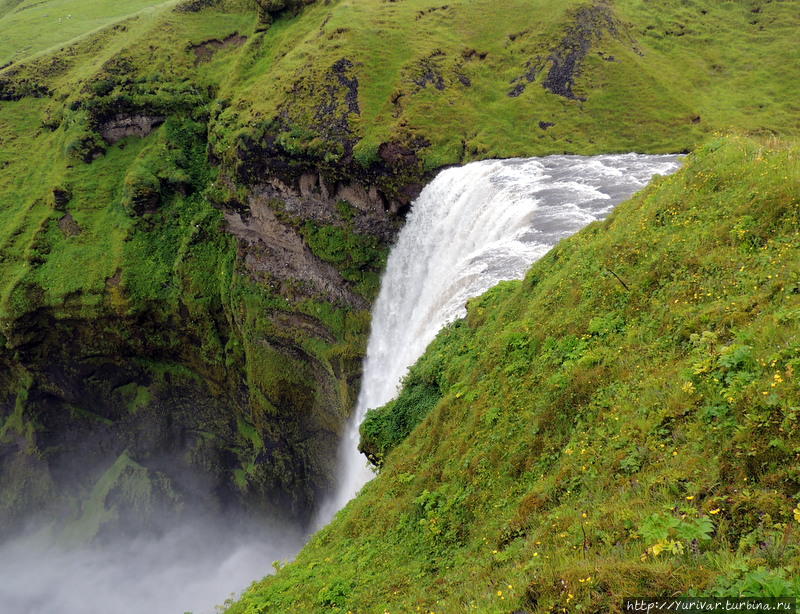 Вид на водопад Скоугафосс с верхней смотровой площадки Скогар, Исландия