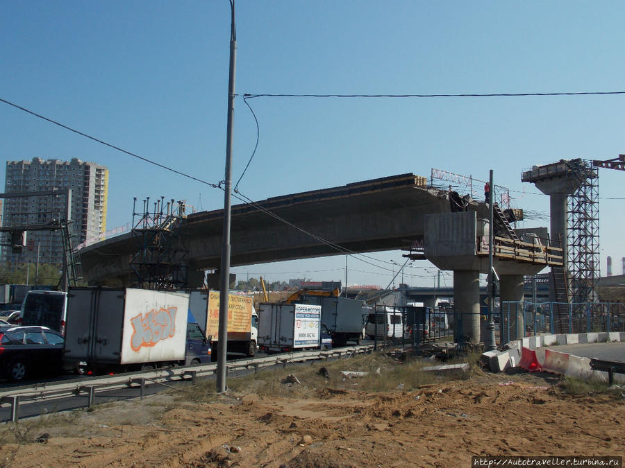 Москва строит дороги.