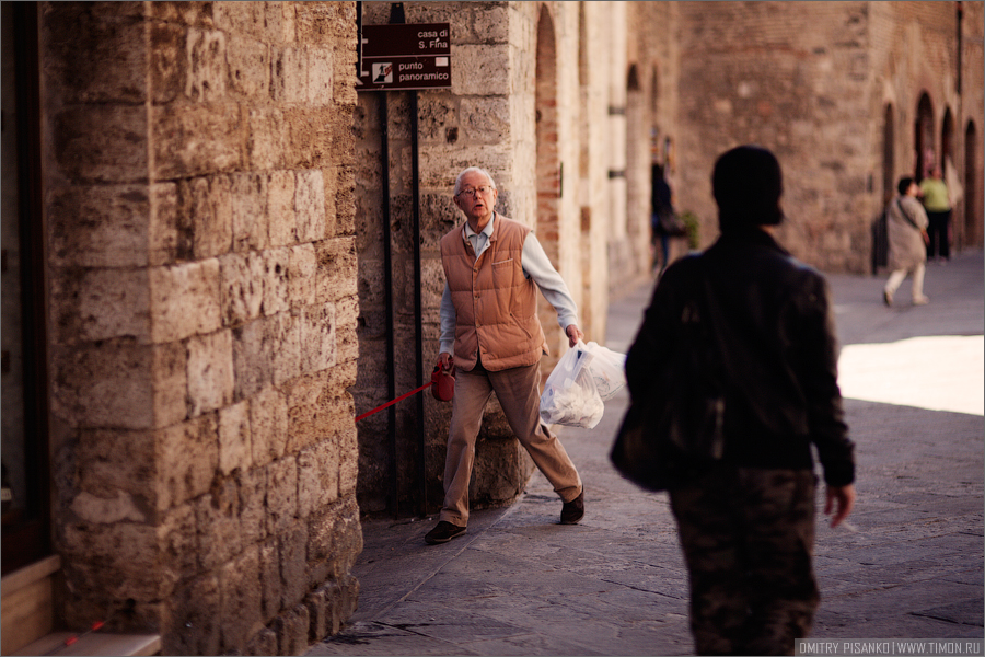 Ну и на прощанье с этим городом, вот вам дедушка которого выгуливает собака. Сан-Джиминьяно, Италия