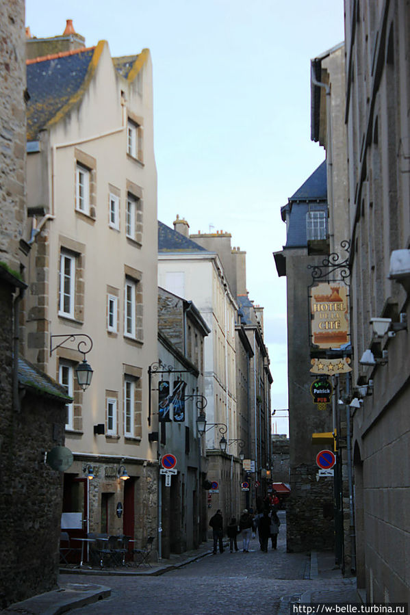 Улочка Sainte-Barbe, на которой расположен отель.