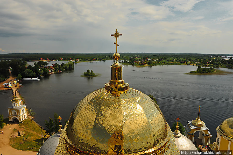 Главный купол Богоявленского собора и оз. Селигер. Светлица (Нило-Столбенская пустынь), Россия