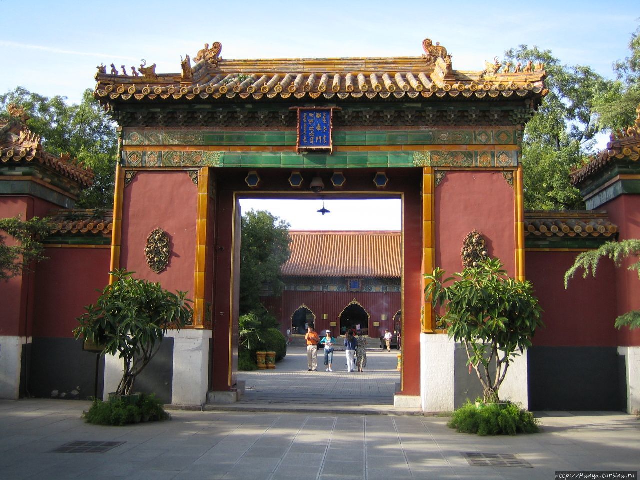 Храм Юнхэгун.  Ворота Чжаотаймэнь – ворота объявления мира Пекин, Китай