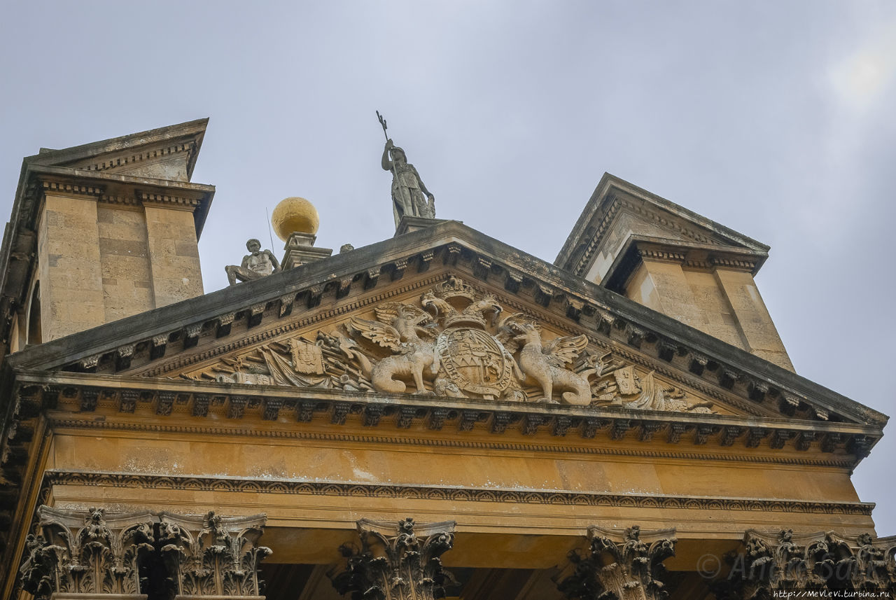 У Бленхеймского двореца внутри Вудсток, Великобритания