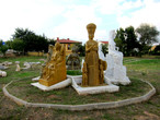Городок Хан. Скульптурная группа богинь.
