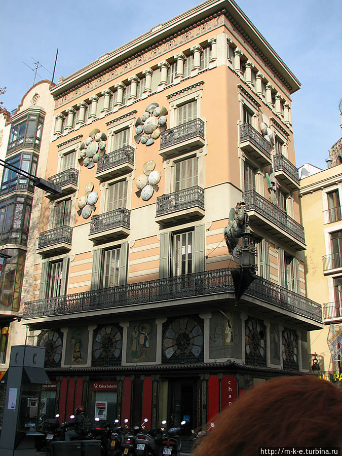 Дом с зонтиками Барселона, Испания