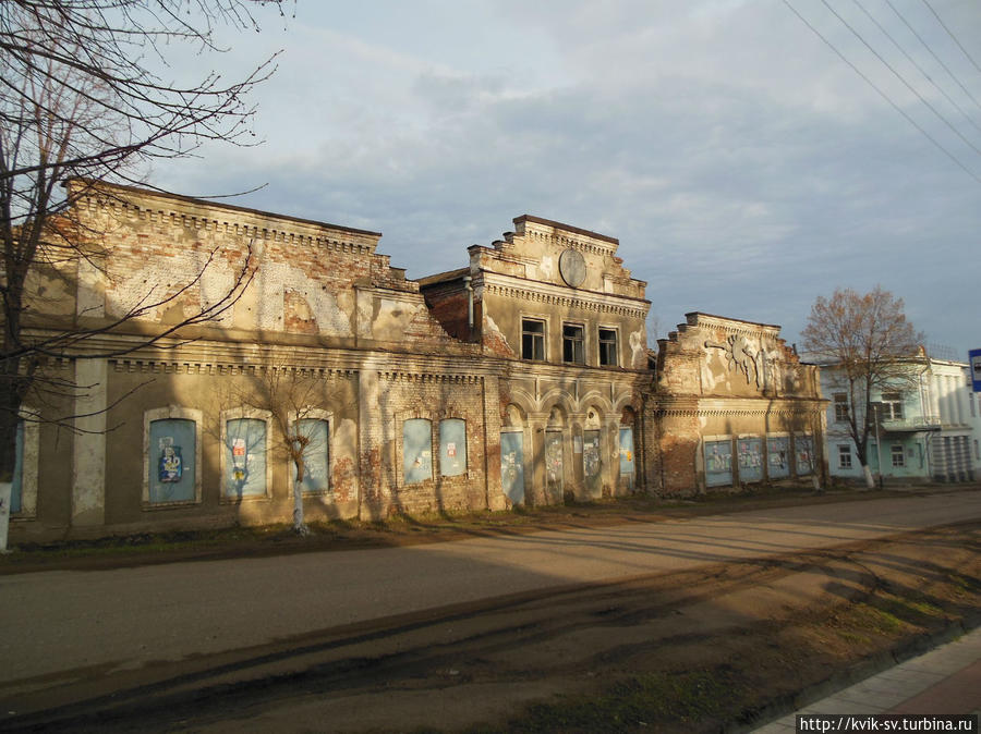 Рядом  ,  ниже  Колокольни  перед  собором,  остатки  ДК. Уржум, Россия