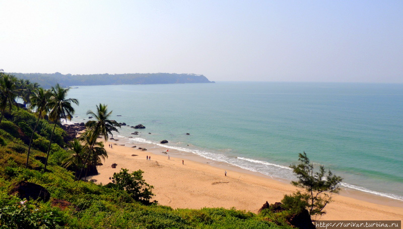 Пляж Кабо де Рама. Вдали мыс, на котором расположен одноименный форт