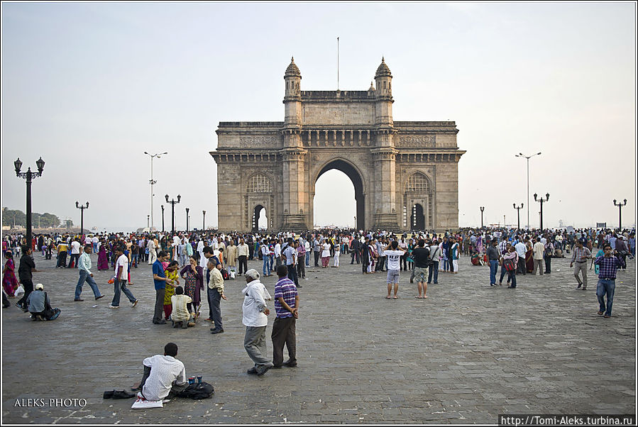 И вновь бросим взгляд на Ворота. Они — стоят на месте. Но броуновское движение людей по площади не прекращается...
* Мумбаи, Индия