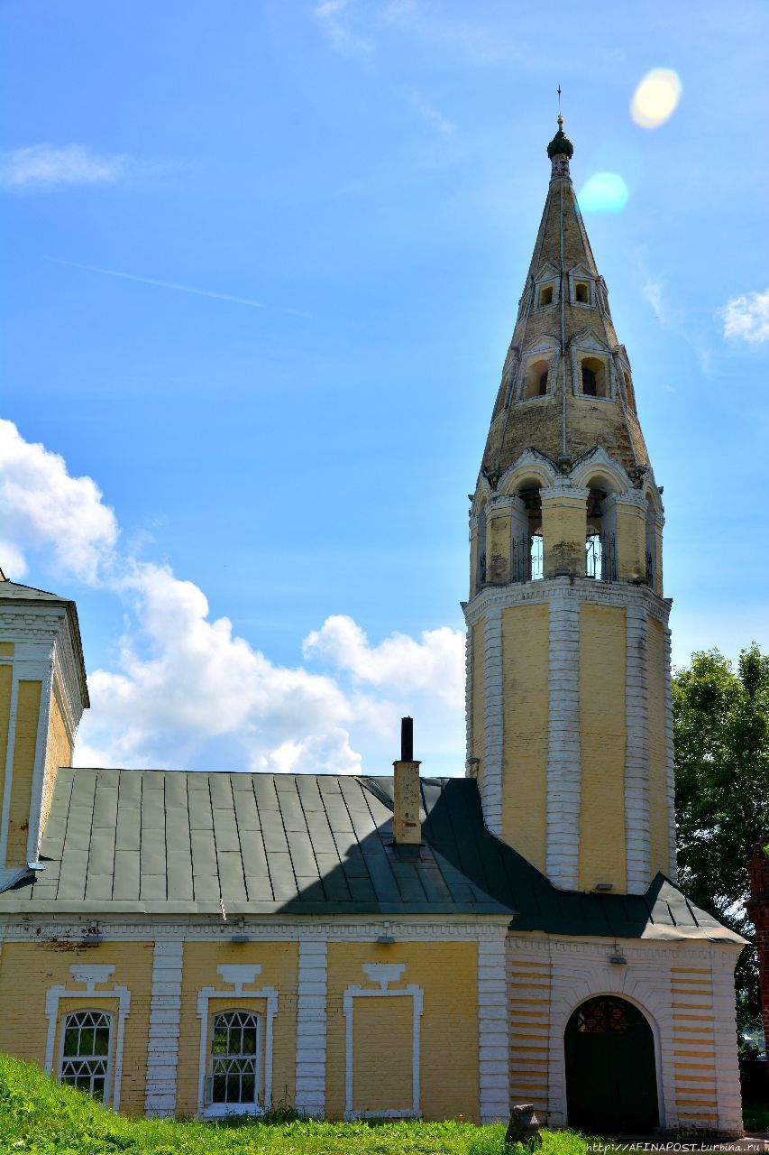 Свято-Троицкая церковь на погосте и скорбная часовня-склеп