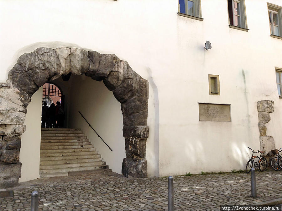 Porta Praetoria — римские ворота, построенные в 179 г. Эти ворота между Соборной площадью и Дунаем были северным входом в военную крепость Castra Regina во времена Марка Аврелия, а потом стали частью стены резиденции епископа. Регенсбург, Германия