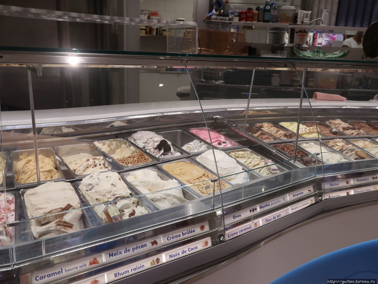 Не только возле рынка Ниццы, но и везде на Лазурном Берегу таким образом продают мороженое. Ницца, Франция
