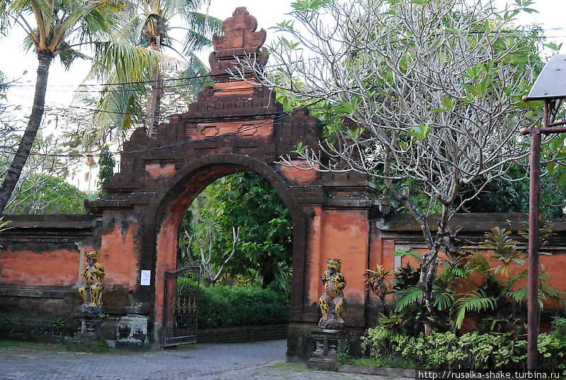 Пура Деса  — Деревенский храм Легиан, Индонезия