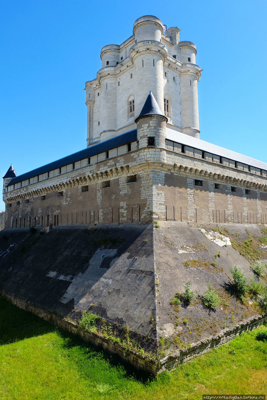 Последними в этой жизни великий принц Конде увидел эту канаву и эти стены Шантийи, Франция
