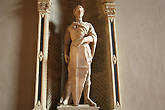 Мраморная статуя Святого Георгия работы Донателло перенесена в Барджелло с внешней стены Орсанмикеле.